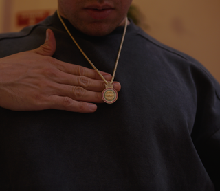 Colgante Medalla de Vida CHAVEZ x CHERRY COLL ®