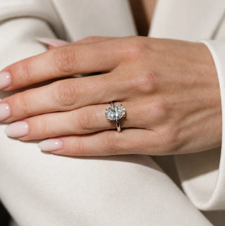 Oval solitario · 4 ct