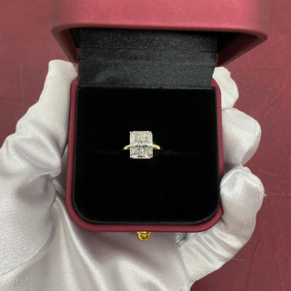 Ring with 4 ct moissanite